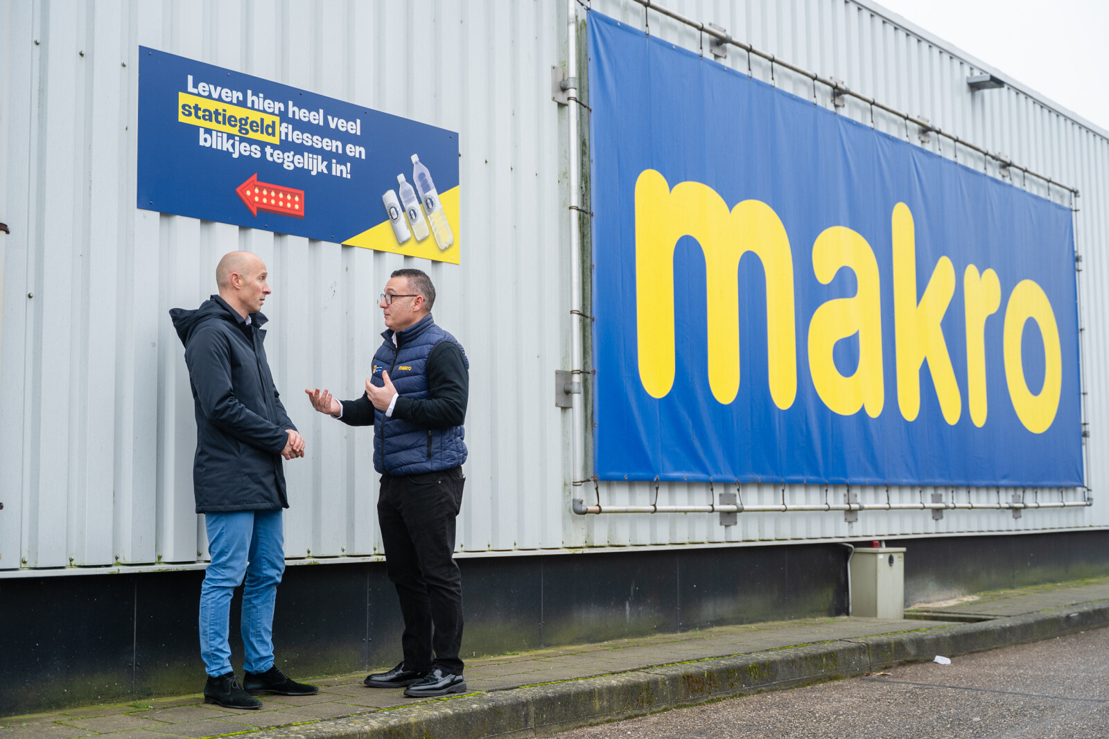statiegeld-nederland-directeur-jeroen-hillen-met-coo-makro-nederland-baran-guzelce-c-jort-stengs-3.jpg